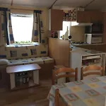 Mobilhome Les Petits Ecureuils 4 Etoiles キャンプ場 *